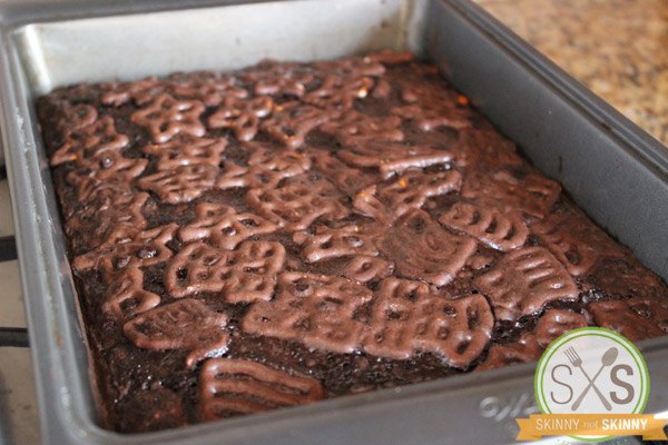 Pretezel on top of brownies in a baking pan